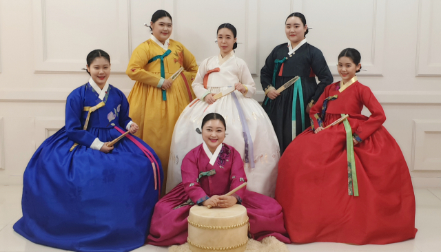 8일 대구문예회관에서 흥보가 완창회를 갖는 정정미 영남판소리보존회 이사장과 출연자들. 영남판소리보존회 제공