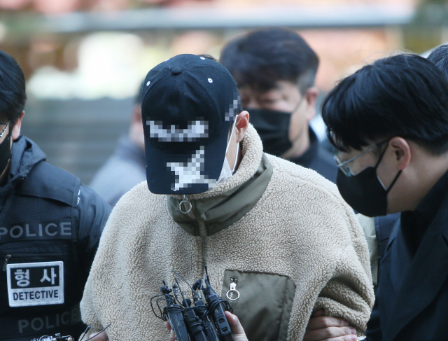 30대 누나를 살해하고 시신을 유기한 혐의를 받는 20대 남동생 A씨가 2일 오후 구속 전 피의자 심문(영장실질심사)을 받기 위해 인천시 미추홀구 인천지방법원으로 들어서고 있다. A씨는 지난해 12월 인천 한 아파트에서 누나 B씨를 흉기로 여러 차례 찔러 살해한 뒤 인천시 강화군 삼산면 석모도 한 농수로에 유기한 혐의를 받고 있다. 연합뉴스