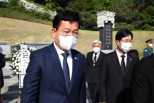 더불어민주당 송영길 새 대표가 3일 서울 동작구 국립서울현충원에서 고 박정희 대통령 묘역을 참배하고 있다. 연합뉴스