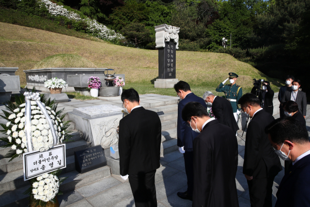 더불어민주당 송영길 새 대표와 윤호중 원내대표, 새 최고위원들이 3일 서울 동작구 국립서울현충원에서 고 박정희 대통령 묘역을 참배하고 있다. 연합뉴스