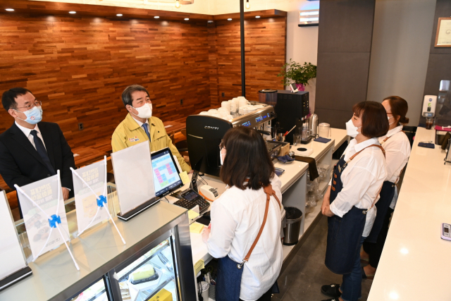 경북 김천시 청사 내에 대구가톨릭사회복지회 김천지역자활센터가 저소득층의 자립기반을 조성하고자 운영하는 큐브릭 커피 김천시청점이 3일 개점했다. 김천시 제공