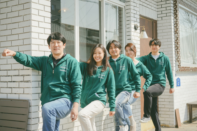 경북 상주 청년단체 이인삼각 회원들이 자신들이 만든 청년복합문화공간 카페인