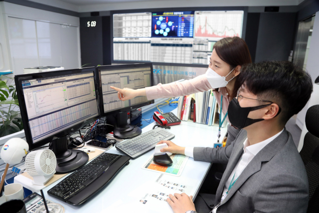 공매도 부분 재개가 이뤄진 3일 서울 여의도 한국거래소 공매도 모니터링센터에서 직원들이 공매도 상황을 점검하고 있다. 연합뉴스