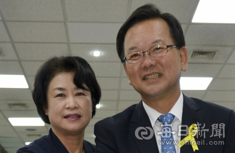 2014년 대구시장 선거에 출마한 김부겸 당시 새정치민주연합 후보와 부인 이유미 씨. 매일신문 DB