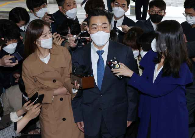 김오수 검찰총장 후보자가 4일 오전 인사청문회 준비단 사무실이 차려진 서울 서초구 서울고검으로 출근하며 취재진의 질문에 답하고 있다. 연합뉴스