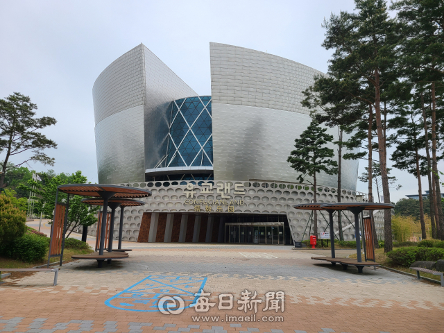지난 2013년 6월 경북 안동시 문화관광단지 내에 개관한 안동유교랜드의 모습. 경북도 산하 공기업인 경북문화관광공사가 위탁 운영하고 있는 유교랜드는 내년 연말이면 위탁 계약이 종료돼 안동시는 새로운 운영방안에 대해 고심하고 있다. 김영진 기자
