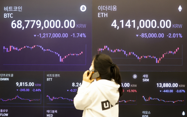 서울 강남구 업비트 라운지 전광판에 이더리움, 비트코인 등 시세가 표시되고 있다. 연합뉴스