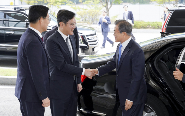 문재인 대통령이 10일 오전 충남 아산시 삼성디스플레이 아산공장에서 열린 삼성디스플레이 신규 투자 및 상생협력 협약식에 방문해 이재용 삼성전자 부회장과 악수하고 있다. 2019.10.10 청와대 제공