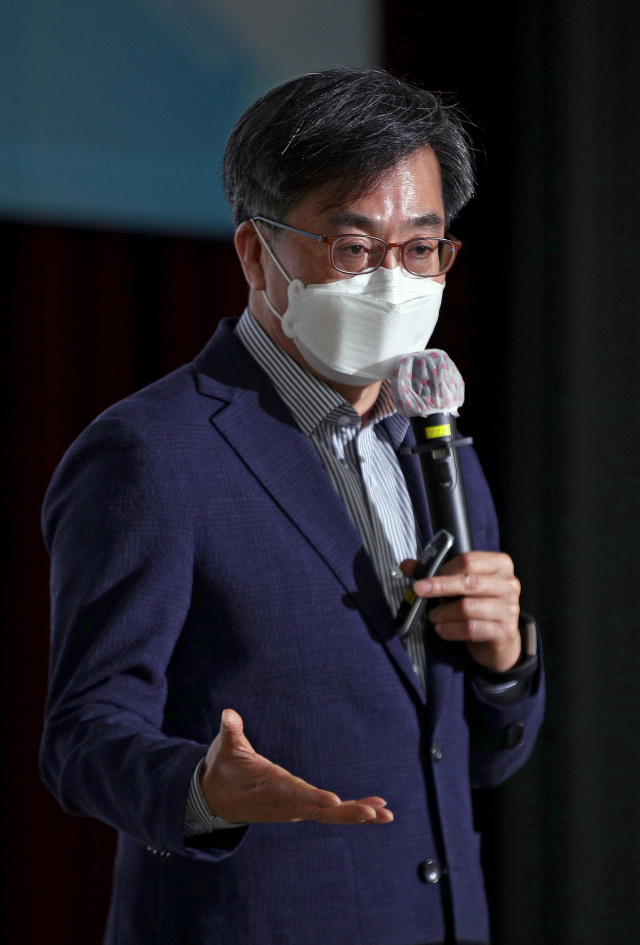 김동연 전 경제부총리가 대구시청 별관 대강당에서 유쾌한 반란이라는 주제로 특별강연을 하고 있다. 매일신문DB