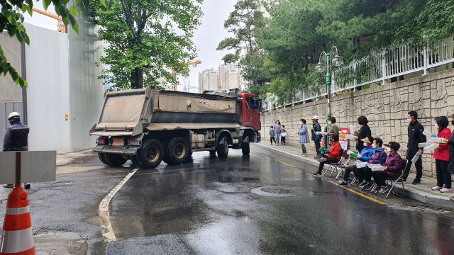 4일 오전 8시쯤 대구 중구 남산4동 청라힐스자이아파트 공사장 입구. 대형 공사 차량이 청라센트럴파크 주민이 이용하는 남산로 17길을 따라 나가고 있다. 청라센트럴파크 주민들이 