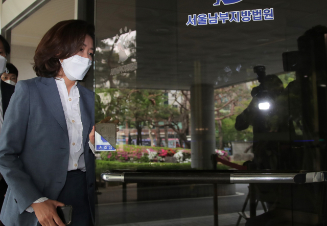 20대 국회 패스트트랙 충돌 사태로 기소된 국민의힘 나경원 전 의원이 지난달 26일 오전 서울 양천구 남부지법에서 열린 속행 공판에 출석하고 있다. 연합뉴스