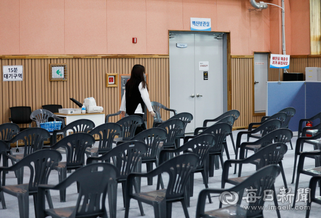 정부의 화이자 백신 공급 물량 부족으로 1차 접종을 중단하는 접종센터가 속출하고 있다. 지난 4일 대구 달서구 월배국민체육센터에 위치한 예방접종센터가 이날부터 접종을 중단한 가운데 방역 담당자들만 자리를 지키고 있다. 우태욱 기자 woo@imaeil.com