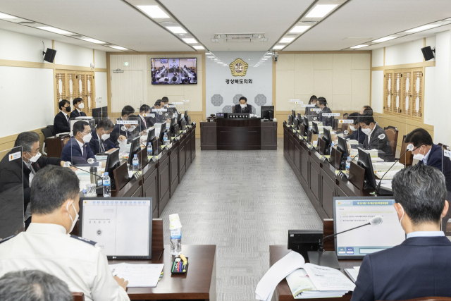 경북도의회 예산결산특별위원회가 4일 경북도지사와 경북도교육감이 제출한 2021년도 제1회 추가경정 세입·세출예산안을 심의하고 있다. 경북도의회 제공