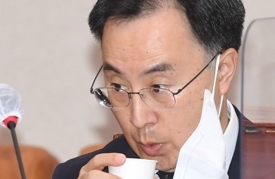 문승욱 산업통상자원부 장관 후보자가 4일 서울 여의도 국회 산업통상자원중소벤처기업위원회에서 열린 인사청문회에서 물을 마시고 있다. 연합뉴스