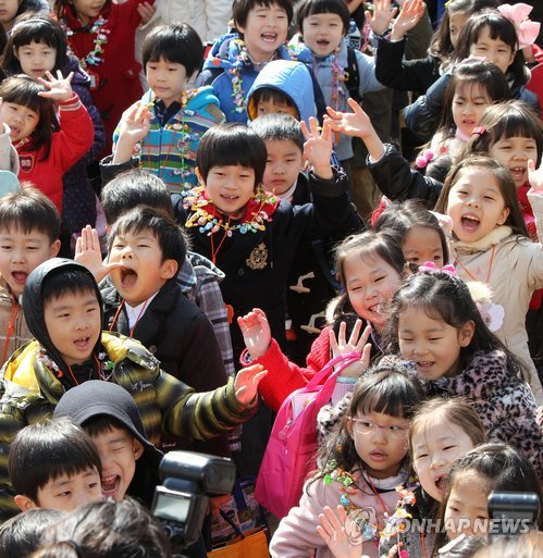 2011년 초등학교 신입생 입학식. 연합뉴스