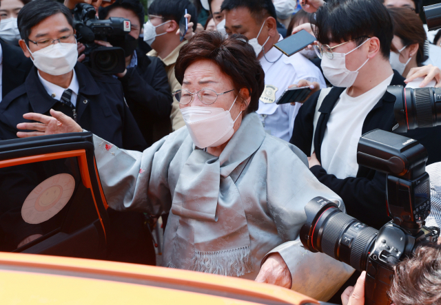 지난달 21일 서울 서초구 중앙지방법원에서 일본군 위안부 피해자들이 일본 정부를 상대로 국내 법원에 제기한 두 번째 손해배상 청구 소송 선고 공판이 끝난 뒤 이용수 할머니가 법원을 떠나며 입장을 밝히고 있다. 연합뉴스