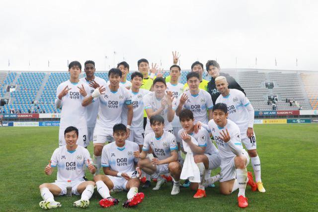 1일 수원 원정에서 승리한 대구FC 선수들이 손가락으로 4를 표시하며 구단 최다연승 타이기록(4연승) 작성을 자축하고 있다. 대구FC 제공