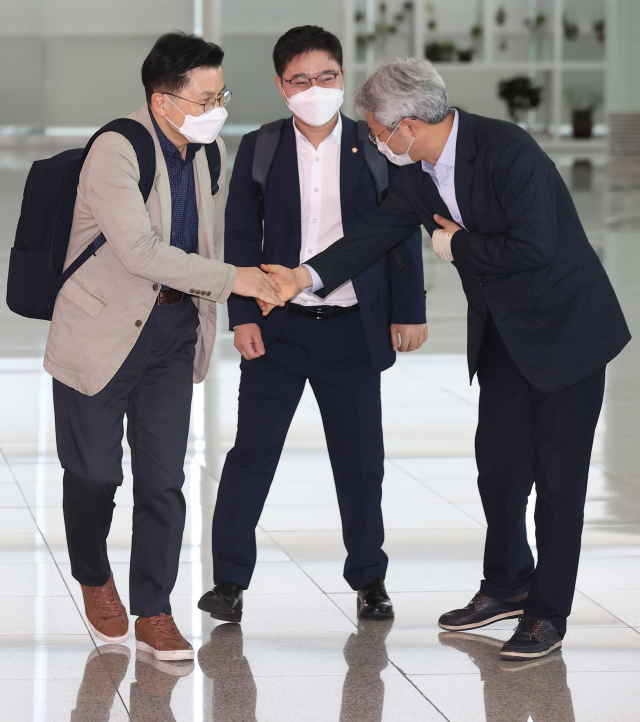 미국 국제전략문제연구소 초청으로 방미길에 오른 황교안 미래통합당(국민의힘의 전신) 전 대표가 5일 인천국제공항 제2터미널 출국장에서 배웅 나온 관계자와 인사하고 있다. 가운데는 국민의힘 지성호 의원. 연합뉴스