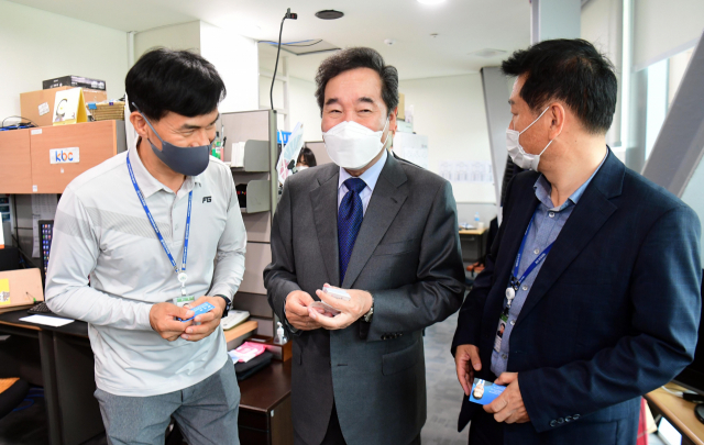 더불어민주당 이낙연 전 대표가 4일 서울 여의도 국회 소통관에서 기자들과 인사하고 있다. 연합뉴스