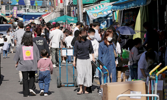 어린이 날인 5일 오후 대구 북구 칠성시장 완구거리가 자녀들의 선물용 장난감을 사려는 시민들로 붐비고 있다. 김영진 기자 kyjmaeil@imaeil.com