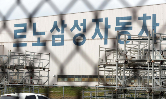 4일 부산 강서구 르노삼성차 부산공장 모습. 르노삼성차 노조가 이날 전면 파업에 돌입하자 회사는 직장 폐쇄를 단행했다. 연합뉴스