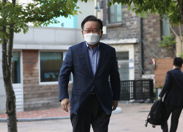 김부겸 국무총리 후보자가 인사청문회를 하루 앞둔 5일 오후 종로구 금융감독원 연수원에 마련된 청문회 준비 사무실에 출근하고 있다. 연합뉴스