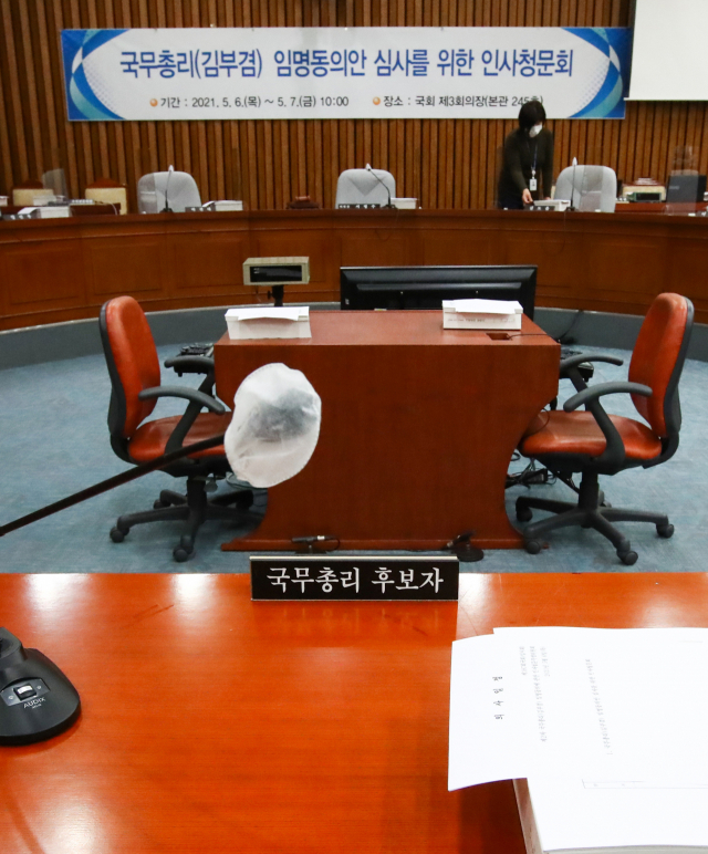 김부겸 국무총리 후보자 인사청문회를 하루 앞둔 5일 서울 여의도 국회에서 한 직원이 인사청문회 회의장을 준비하고 있다. 연합뉴스