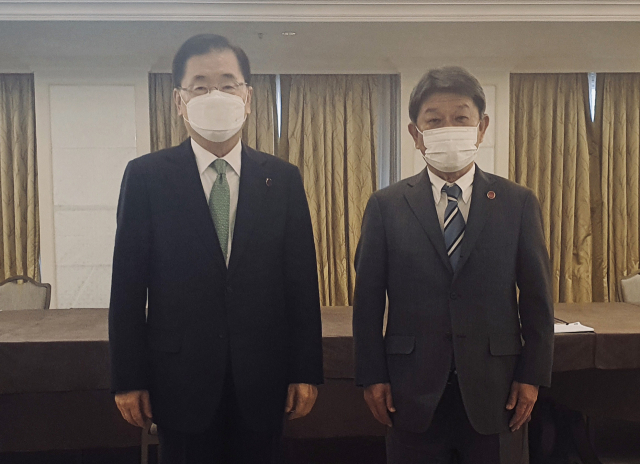정의용 외교부 장관(왼쪽)과 모테기 도시미쓰(茂木敏充) 일본 외무상이 5일 영국 런던에서 한일 외교장관 회담을 하고 기념사진을 위해 포즈를 취하고 있다. 연합뉴스