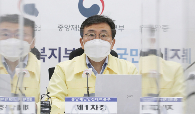 권덕철 중앙재난안전대책본부 1차장(보건복지부 장관)이 6일 오전 세종시 정부세종청사에서 열린 신종 코로나바이러스 감염증(코로나19) 대응 중앙재난안전대책본부 회의를 주재하며 발언하고 있다. 연합뉴스