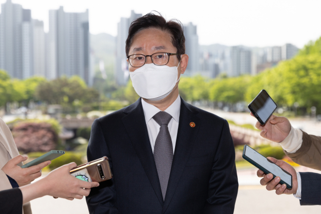 박범계 법무부 장관이 6일 오전 정부과천청사 내 법무부로 출근하며 취재진 질문에 답변하고 있다. 연합뉴스