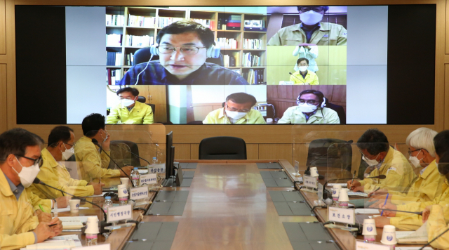 코로나19 확진 직원의 밀접 접촉자로 분류돼 지난 3일부터 자가격리에 들어간 주낙영 경주시장이 6일 자택에서 영상 회의를 열어 시정을 챙기고 있다. 경주시 제공