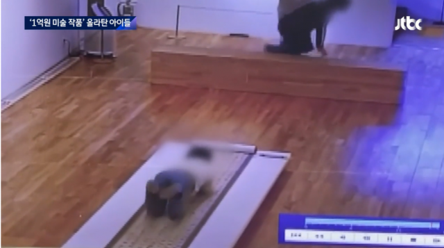 경주솔거미술관에서 지난 3월 아이들이 박대성 화백의 서예 작품을 밟고 올라서고 눕는 등 훼손했다. JTBC 보도화면 캡처