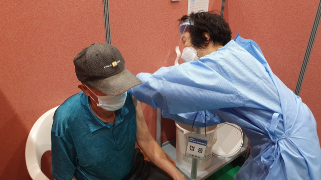 봉화군 접종센터에서 한 어르신이 코로나19 예방 백신을 접종 받고 있다. 봉화군 제공