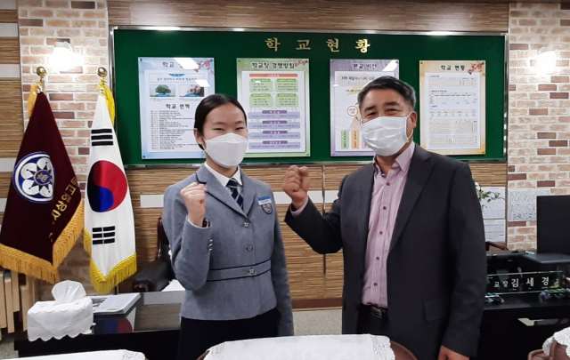 경북 구미여자상업고등학교 권경빈(사진 왼쪽) 학생이 한국임업진흥원에 합격했다, 구미여자상업고 제공