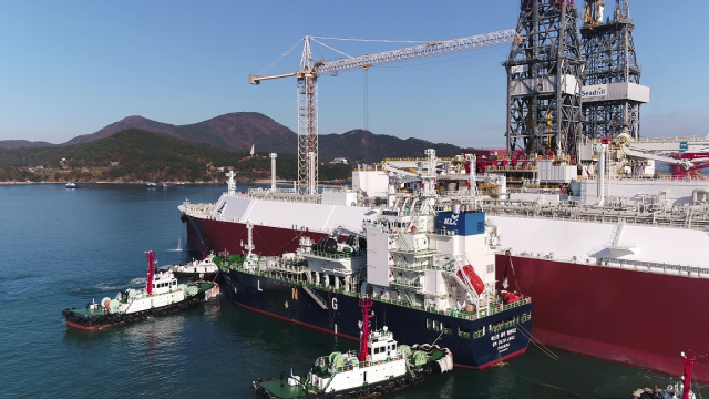 가스공사가 LNG 운반선 시운전을 위한 세계 최초 STS LNG선적 실증 테스트를 진행하고 있다. 한국가스공사 제공