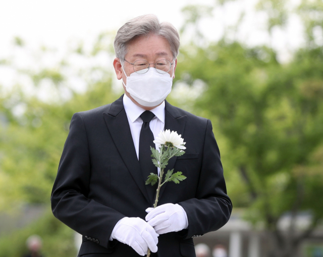이재명 경기도지사가 6일 오후 경남 김해시 진영읍 봉하마을 노무현 전 대통령 묘역을 참배하고 있다. 연합뉴스