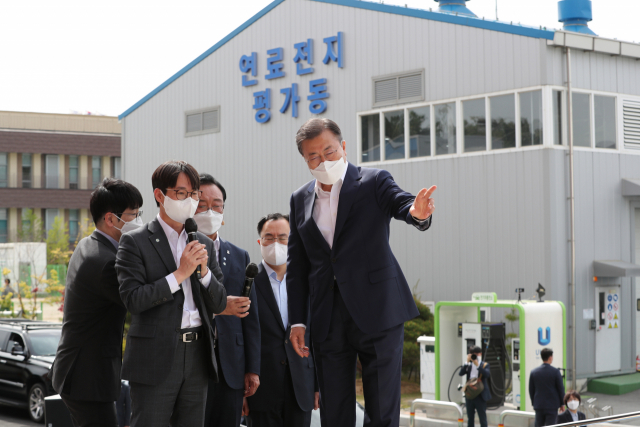 문재인 대통령이 6일 오후 울산광역시 남구 수소연료전지 실증화센터를 방문, 수소 선박에 대해 설명을 듣고 있다. 연합뉴스