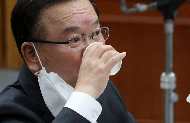 김부겸 국무총리 후보자가 6일 오전 서울 여의도 국회에서 열린 인사청문회에서 물을 마시고 있다. 연합뉴스