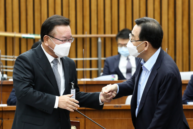 김부겸 국무총리 후보자(왼쪽)가 6일 국회 인사청문회장을 찾은 국민의힘 주호영 전 원내대표와 인사하고 있다. 연합뉴스
