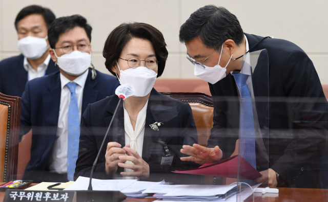 임혜숙 과학기술정보통신부 장관 후보자가 4일 오전 서울 여의도 국회에서 열린 과학기술정보방송통신위원회 인사청문회에서 관계자와 대화하고 있다. 연합뉴스