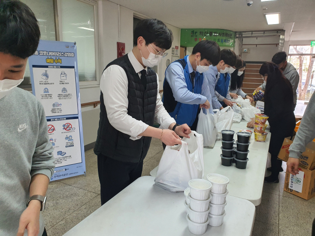 포항제철소 직원 등이 지역 취약계층에게 나눠줄 희망나눔 도시락을 포장하고 있다. 포스코 제공