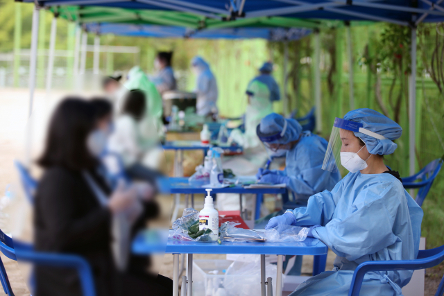 6일 오후 광주 광산구 성덕고등학교 운동장에서 신종 코로나바이러스 감염증(코로나19) 진단 검사를 위한 임시 선별진료소가 운영되고 있다. 이 학교에서는 전날부터 이틀 동안 14명이 확진되는 등 집단감염이 발생했다. 연합뉴스