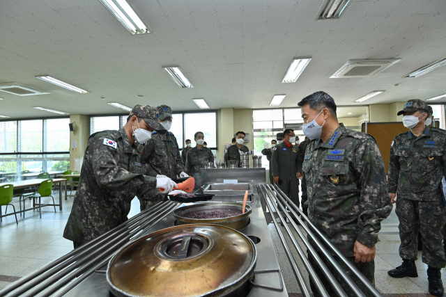 이성용 공군참모총장이 6일 대구 기지를 방문해 격리장병에게 제공되는 도시락과 배식체계를 점검하고 있다. [공군 제공. 재판매 및 DB 금지] 연합뉴스