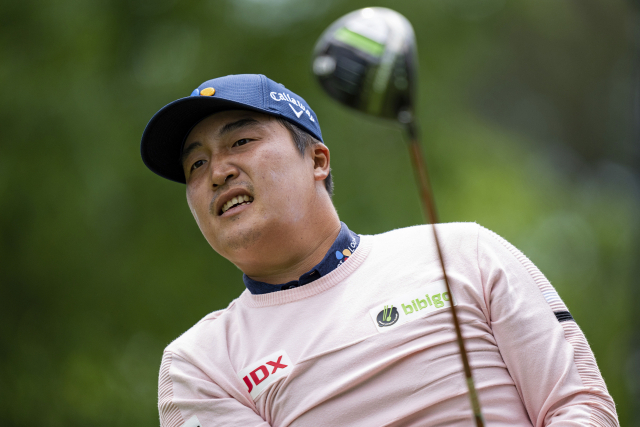 7일 미국 노스캐롤라이나주 샬럿의 퀘일 할로 클럽에서 열린 미국프로골프(PGA) 투어 웰스 파고 챔피언십 1라운드 18번 홀에서 이경훈이 티샷을 한 후 공을 바라보고 있다. 그는 이날 5언더파 66타를 기록, 선두 필 미컬슨(미국)에 2타 차로 뒤지며 공동 2위에 올랐다. 연합뉴스