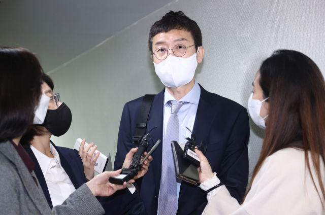 국민의힘 초선 당권주자인 김웅 의원이 7일 오전 서울 종로구에 위치한 김종인 전 비상대책위원장 사무실에서 김 전 비대위원장을 만난 뒤 취재진의 질문에 답하고 있다. 연합뉴스