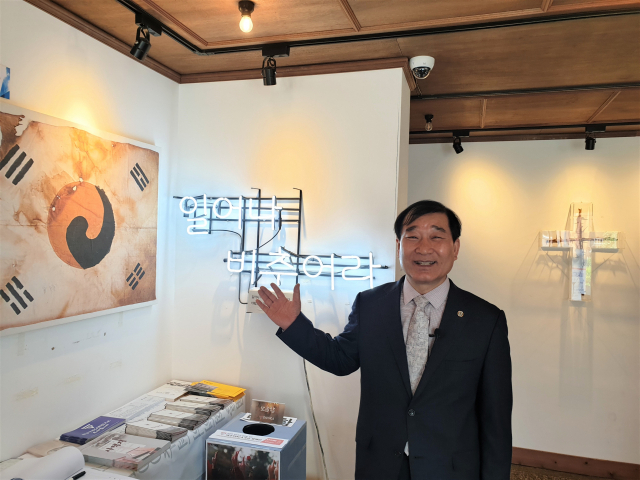 손근호씨가 교남YMCA에 전시된 진관사 태극기에 대해 설명하고 있다. 대구평생학습진흥원 제공.