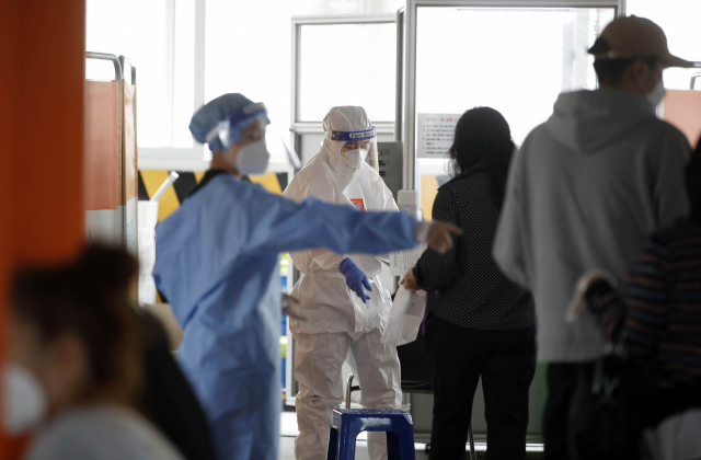 7일 오전 광주 북구선별진료소에서 코로나19 검사를 받으려는 시민들의 방문이 이어지고 있다. 연합뉴스