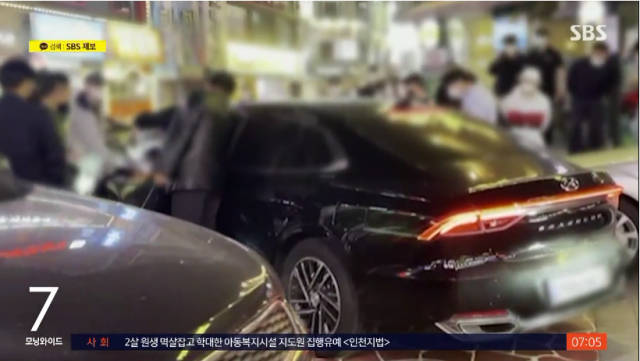 달아나려는 음주운전 차량을 시민들이 둘러싸고 있다. SBS보도화면 캡처