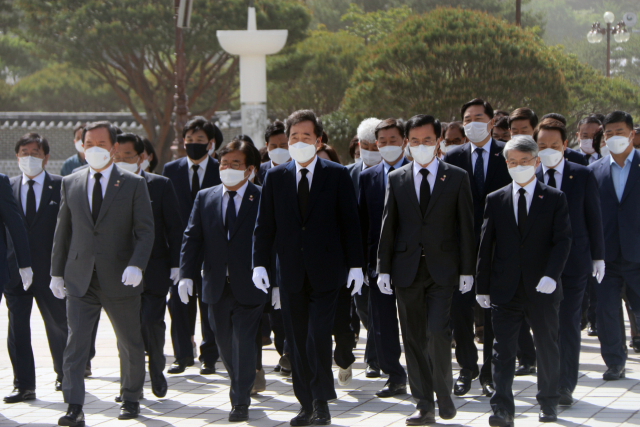 8일 오전 광주 북구 국립 5·18 민주묘지에서 더불어민주당 이낙연 전 대표(가운데)가 참배단을 향해 걸어가고 있다. 연합뉴스