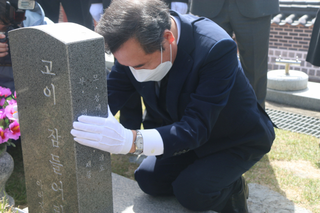 더불어민주당 이낙연 전 대표가 8일 오전 광주 북구 국립 5·18 민주묘지에서 초등학생 희생자인 고(故) 전재수 군을 참배하고 있다. 연합뉴스